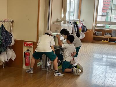 メダカを観察する5年生